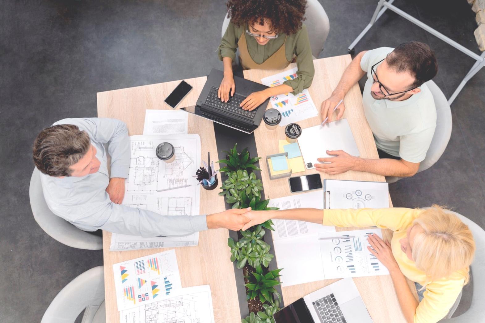 Plataforma de trading automatizado mostrando gráficos de mercado en tiempo real