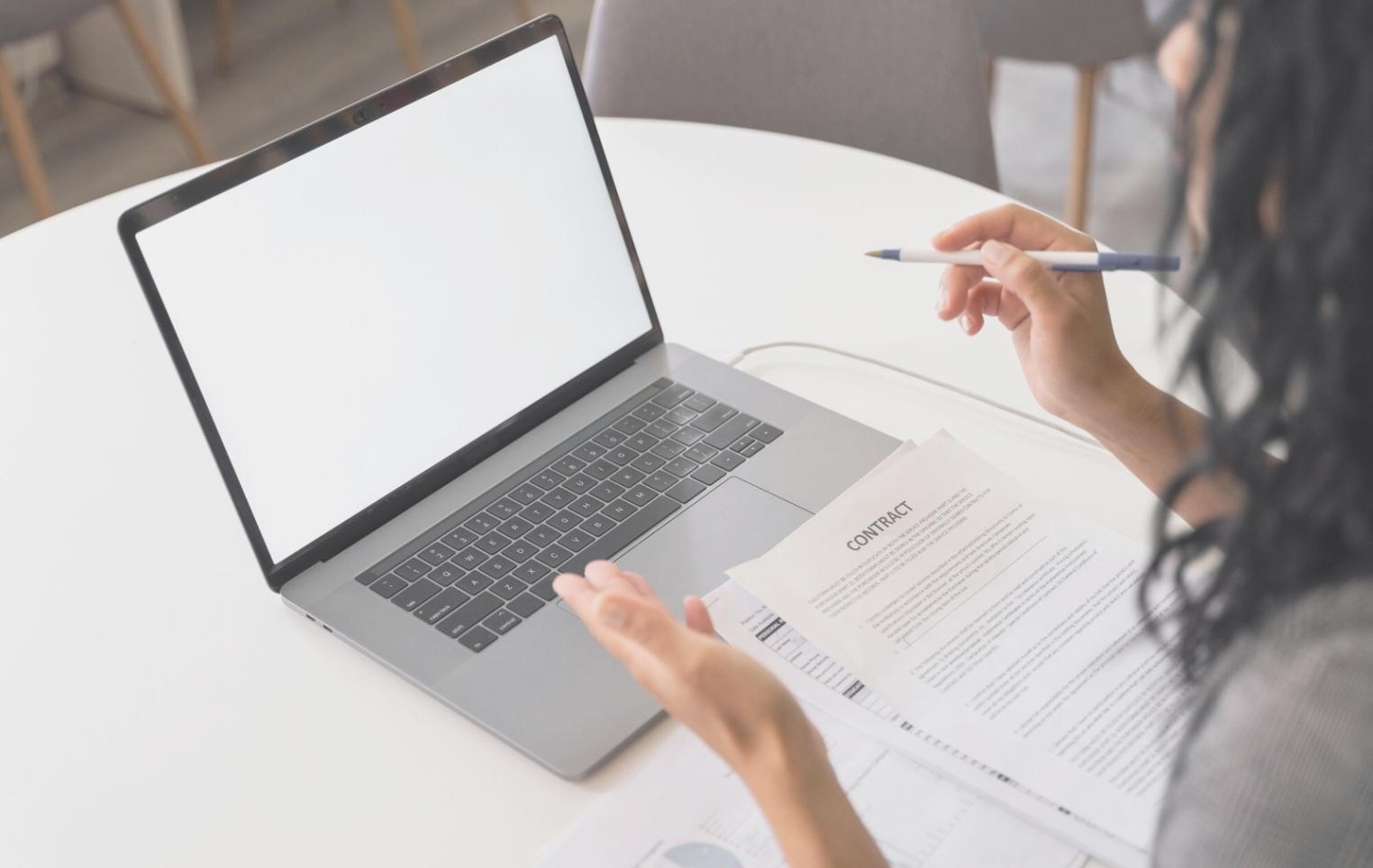 Espacio de trabajo colaborativo mostrando integración de sistemas financieros