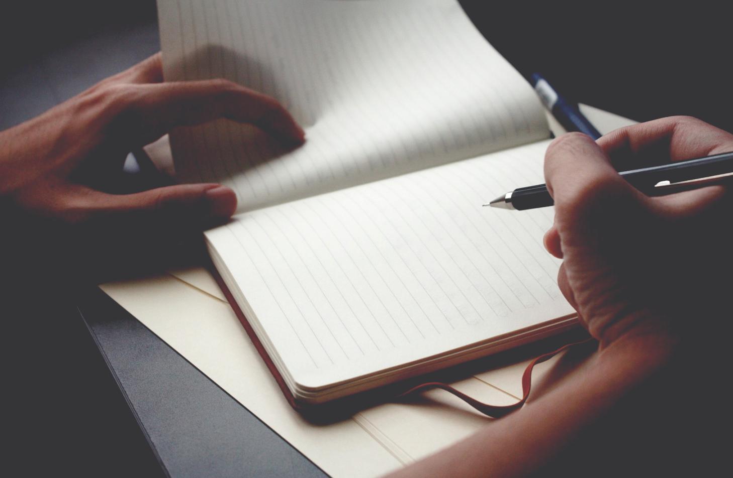 Profesional de trading automatizado trabajando con múltiples pantallas analizando datos financieros en tiempo real