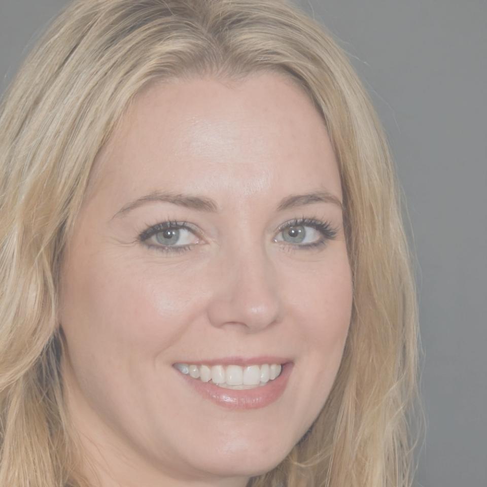 Instructora Luciana Báez especialista en programación Python