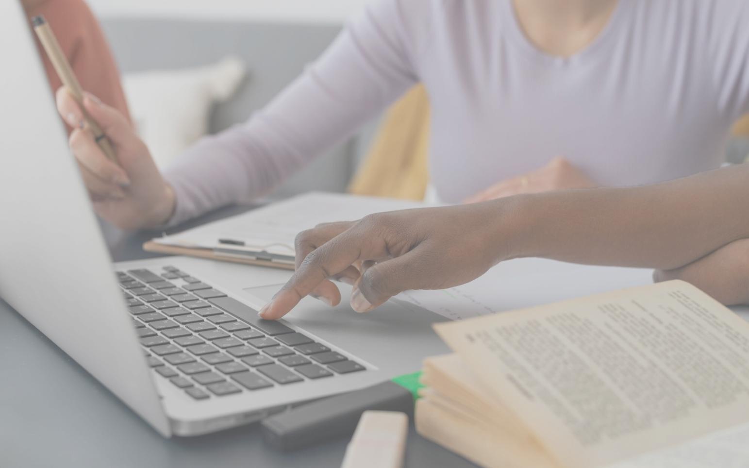 Estudiantes analizando datos en pantalla durante sesión práctica del programa